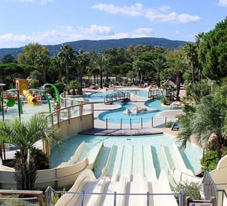 Campeggio Les Tournels: Parco acquatico - Vista degli scivoli e delle piscine
