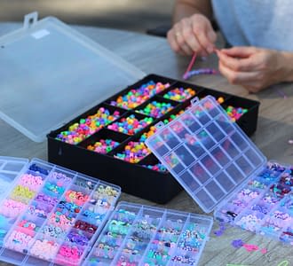 Campingplatz Les Tournels: Aktivitäten - Workshop zur Herstellung von Perlenschmuck