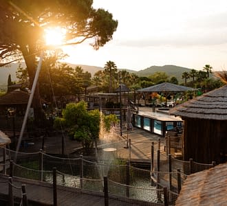 Campeggio Les Tournels: Villaggio - Vista delle capanne della spa e delle piscine al tramonto