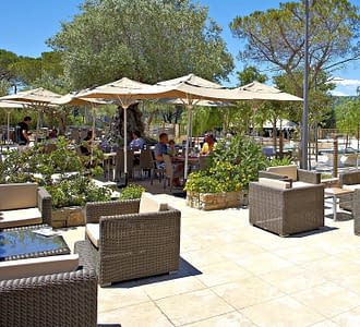 Campeggio Les Tournels: Ristorazione - Terrazza del ristorante “Le Jardin des pins”