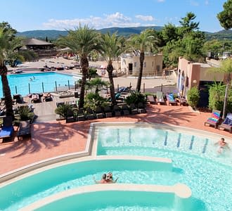Camping les Tournels : Spa- Vue des bassins extérieurs