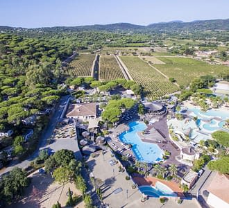 Campeggio Les Tournels: Vista aerea generale sul campeggio e parco acquatico