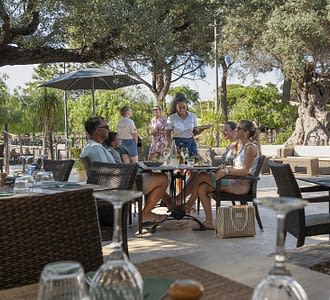 Camping Les Tournels: Restaurant - Terras van het restaurant "Le Jardin des Pins”