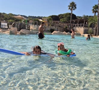 Camping les Tournels : enfants dans la piscine