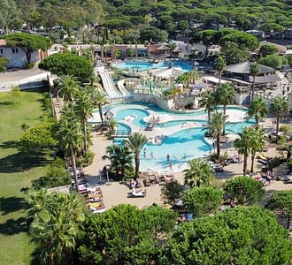 Camping les Tournels : Vue générale aérienne de les piscines et du camping