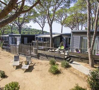 Kemping Les Tournels: domek dla 8 osób L'Oustaloun – widok na taras