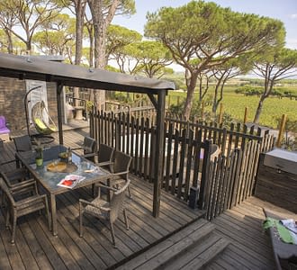 Kemping Les Tournels: domek dla 8 osób L'Oustaloun – taras z prywatnym spa