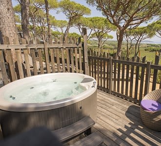 Campingplatz Les Tournels: Cottage 8 Personen L'Oustaloun - Privater Whirlpool