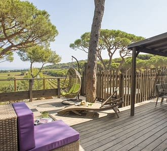 Camping les Tournels : Cottage 8 personnes L'Oustaloun - Terrasse avec vue sur le domaine viticole