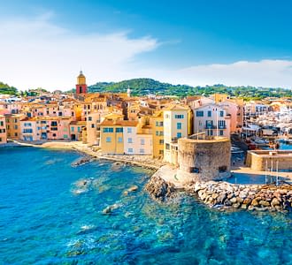 Kemping Les Tournels: zwiedzanie szykownego Saint-Tropez – widok z lotu ptaka na port i miasto