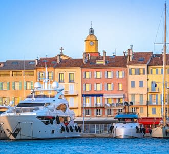 Campeggio Les Tournels: Il glamour di Saint Tropez - Case sul mare e vista della chiesa