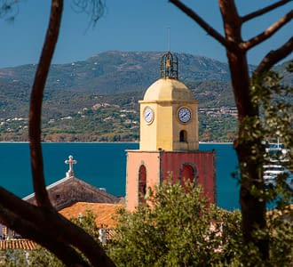 Camping les Tournels : Glamour en bandoulière à Saint-Tropez - Vue de l'église Notre -Dame de L'assomption