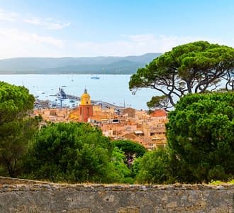Camping les Tournels : Glamour en bandoulière à Saint-Tropez - Vue de l’église et du port