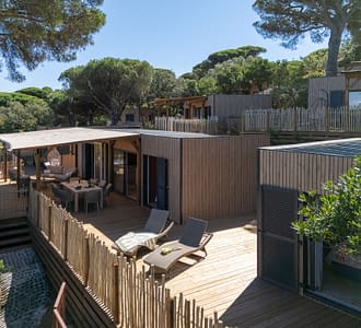 Campeggio Les Tournels: Cottage Chênes Lièges - Terrazza del cottage con spa privata, barbecue e salottino da giardino