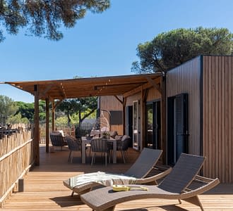 Camping Les Tournels: Cottage Chênes Lièges - Groot terras met tuinmeubilair