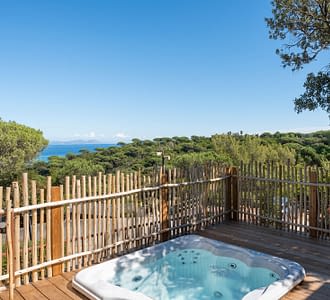 Camping Les Tournels: Cottage Chênes Lièges - Privéspa met uitzicht op zee