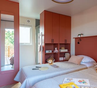 Campeggio Les Tournels: Cottage Chênes Lièges - Camera con letto singolo e bagno