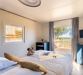 Campeggio Les Tournels: Cottage Chênes Lièges - Camera con letto doppio e accesso terrazza