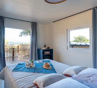 Campeggio Les Tournels: Cottage Chênes Lièges - Camera letto doppio con vista mare