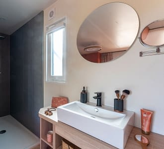 Campeggio Les Tournels: Cottage Chênes Lièges - Bagno di una camera