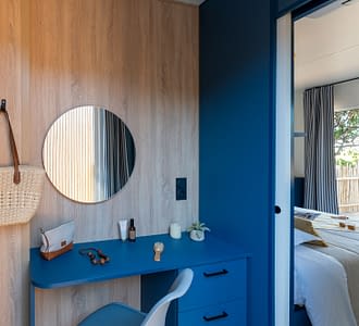 Campeggio Les Tournels: Cottage Chênes Lièges - ingresso di una camera con letto doppio