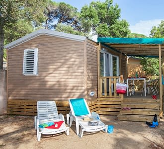Camping les Tournels : Cottage Safari - Terrasse avec mobilier de jardin