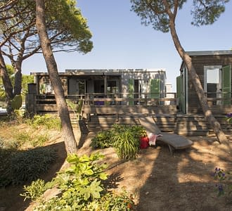 Kemping Les Tournels: domek dla 6 osób L'Oustaloun – widok z zewnątrz