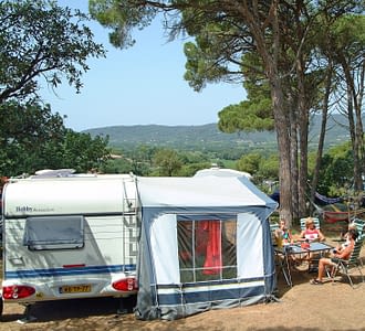 Kemp Les Tournels: Výborná lokalita - velký pozemek