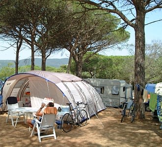 Kemp Les Tournels: Prémiové místo - Místo pro stan a obytný vůz