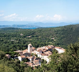 Campeggio Les Tournels: Vista di un borgo nel golfo di Saint Tropez