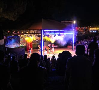 Camping Les Tournels: Activiteiten - Avondshow op het podium van de camping