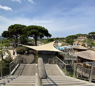 Camping les Tournels : Village - Vue des escaliers menant aux cabanes du Spa