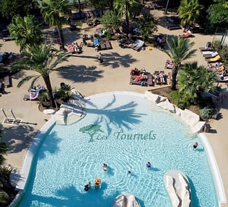 Camping les Tournels : Espace aquatique - Vue aérienne des piscines et du solarium