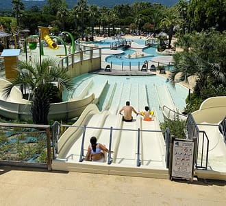 Campeggio Les Tournels: Parco acquatico - Vista degli scivoli e delle piscine