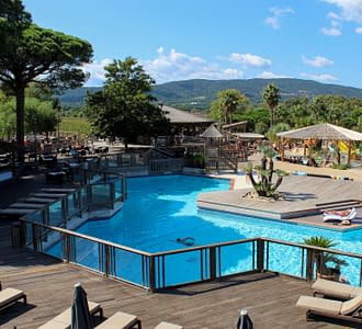 Campeggio Les Tournels: Parco acquatico - Vista della piscina dal solarium