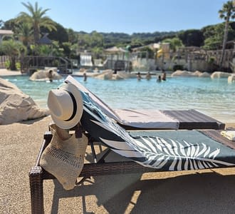 Camping Les Tournels: Espacio acuático - Tumbona junto a la Piscina
