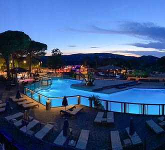 Campeggio Les Tournels: Parco acquatico - Vista della piscina di notte