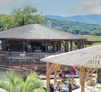 Campeggio Les Tournels: Ristorazione - Vista del bar di fianco alla piscina
