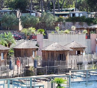 Campeggio Les Tournels: Vista delle paillotte dalla spa