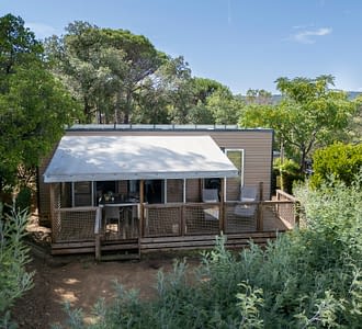 Camping les Tournels : Vue de la parcelle du cottage Camarat