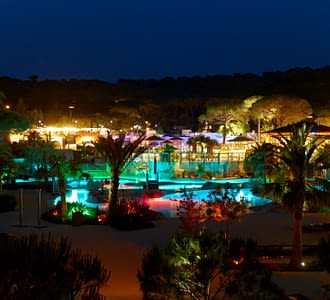 Camping les Tournels : Vue de nuit de l'espace aquatique
