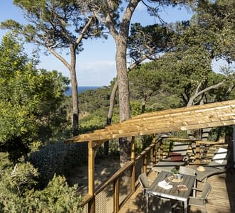Campeggio Les Tournels: Terrazza di un alloggio con vista sul mare