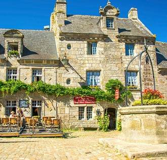 Les Terrasses de Kersiny - Cité médiévale de Locronan - Maisons en pierre et fontaine