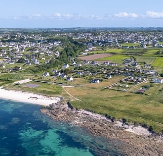 Les terrasses de Kersiny - Vue aérienne du camping et de la plage de sable blanc à proximité