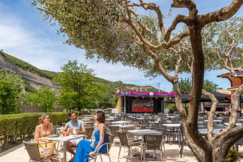 Camping La Plage Fleurie - Bar et restauration - Amis assis à la terrasse du Bikini Café