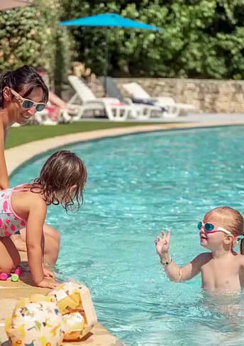 Camping Arc en Ciel - Espace aquatique - Mère et ses deux enfants au bord de la piscine