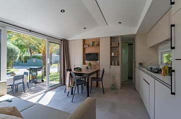 Camping la Sir&egrave;ne - H&eacute;bergements - Sir&egrave;ne 2 Confort - 4 personnes - 2 chambres - S&eacute;jour / Cuisine