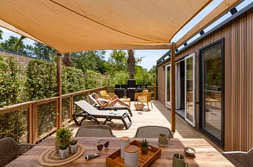 Camping la Sirene - h&eacute;bergement Lodge 3 Prestige - terrasse
