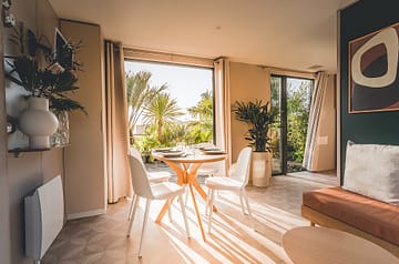 Camping la Sir&egrave;ne - H&eacute;bergements - Lodge 2 - 4 personnes - 2 chambres - S&eacute;jour et terrasse