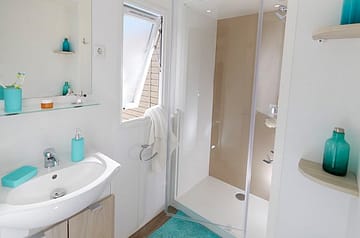 Camping la Sir&egrave;ne - H&eacute;bergements - Sir&egrave;ne 2 - 4 personnes - 2 chambres - Salle de bain